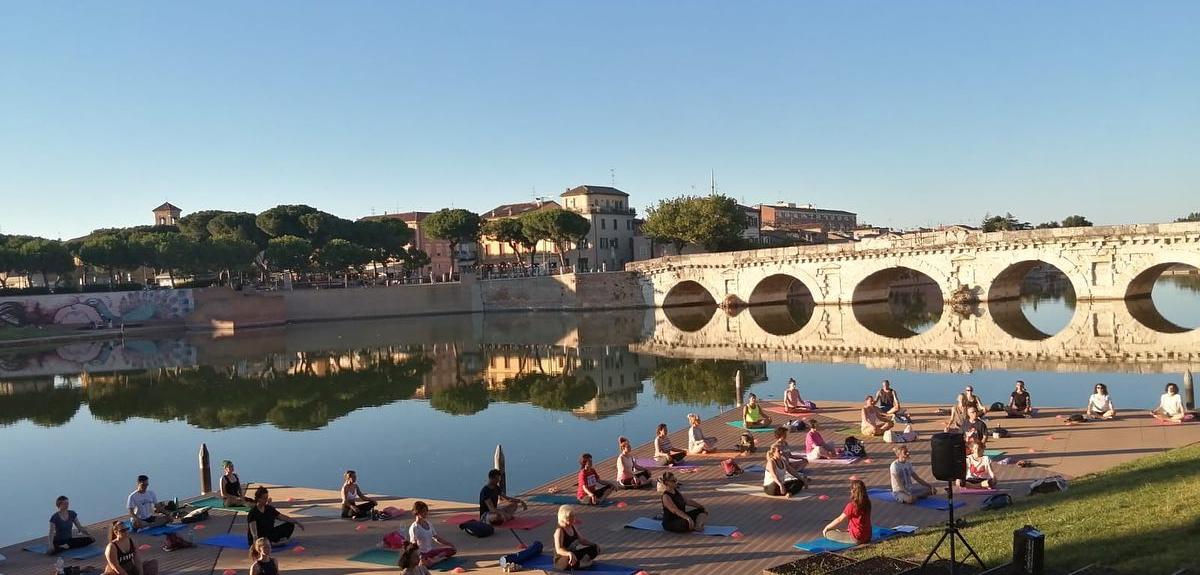 Yoga davanti al ponte Tiberio