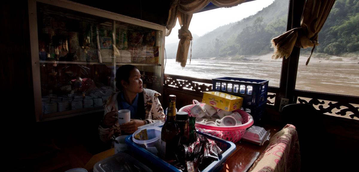 Il bar sulla long boat, navigando sul Mekong © Giorgiana Scianca/Lonely Planet Italia Il bar sulla long boat, navigando sul Mekong © Giorgiana Scianca/Lonely Planet Italia