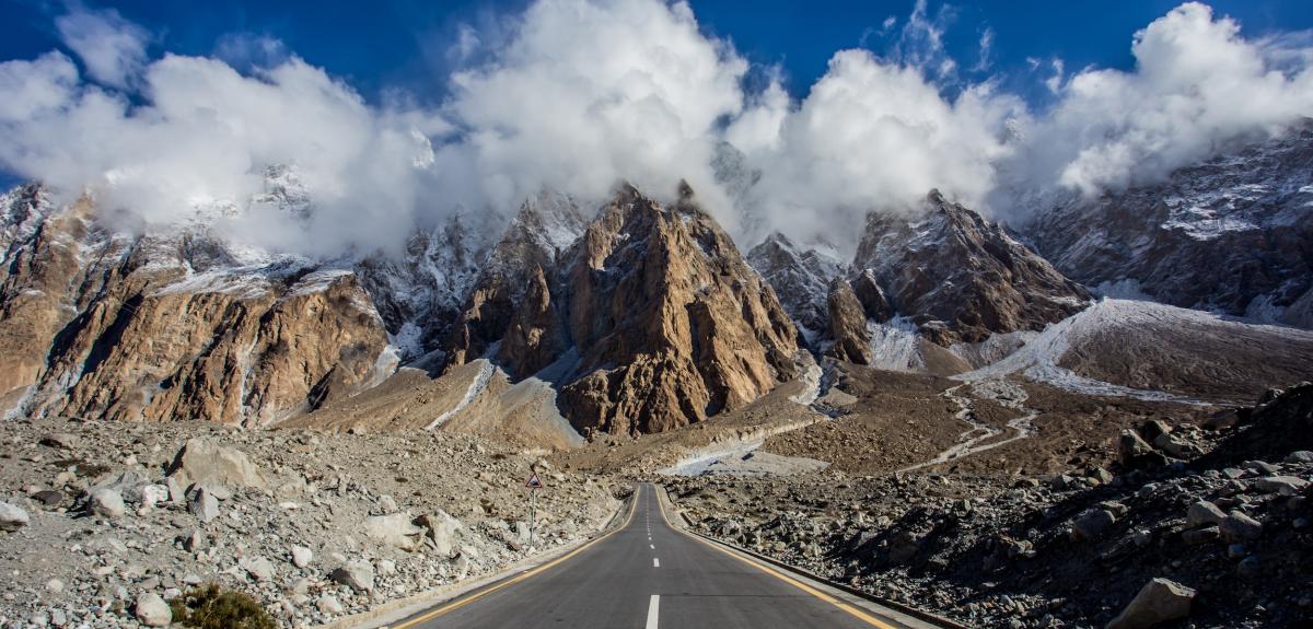 Le montagne del Pakistan, tappa dell’epico viaggio di Tony e Maureen Wheeler che portò alla fondazione di Lonely Planet © Pawika Tongtavee/Shutterstock