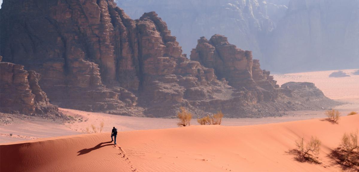 Tra le dune del Wadi Rum in Giordania Tra le dune del Wadi Rum in Giordania